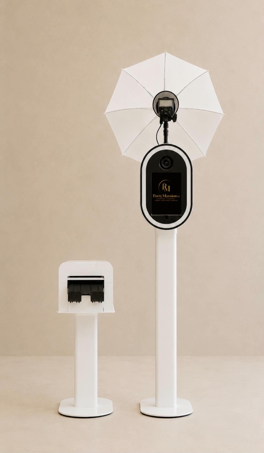 De echte witte PartyMansion photobooth met Canon camera, flitsparaplu en aparte printer